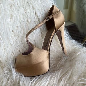 Gucci platform sandals in satin gold color with straps